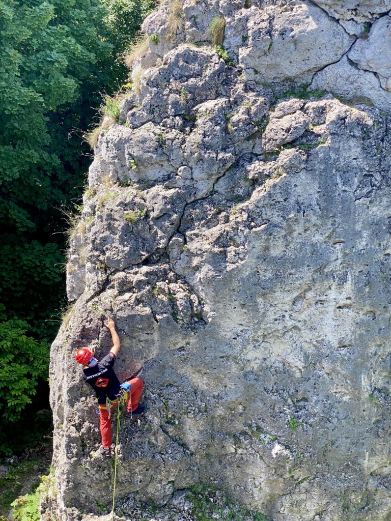 Kurs wspinaczki skałkowej Basic programu SUMMIT READY, czyli podstawowy kurs skałkowy po drogach ubezpieczonych, VERTISPORT